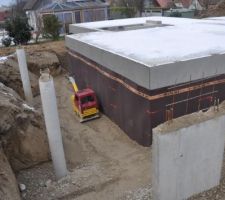 Apr&egrave;s avoir enfin mis en place l'isolant de cave de 5cm d'&eacute;paisseur.le terrassier revient compacter la terre sur plusieurs couches.