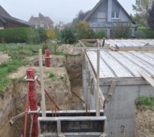 B&eacute;ton coul&eacute; pour la fondation du voile BA du rond et des poteaux de hautvent