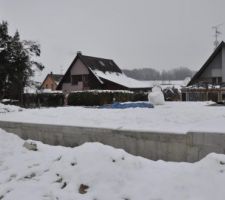 Après avoir longtemps attendu que lutz se réveille pour donner les quantitatif à vlym pour mettre en place les intempéries arrivent et on peut plus rien faire.
Seul le maçon à recommencer la deuxième volet de marche qui était fausse.