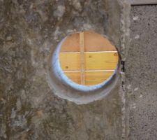 Voila le trou qui nous permettra de passer le linge sale de la salle de bain du haut directement dans le panier  à linge situer juste en dessous dans le cellier pratique!!!