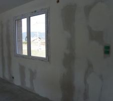 Mur salon pon&ccedil;er reste a mettre la sous couche