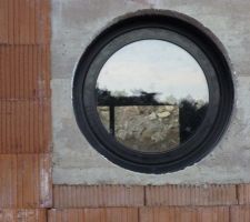 Oeil de boeuf de notre salle de bain c'est un 900