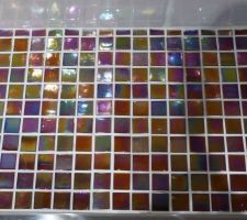 Mosaique qu'il y aura sur le rebord de la baignoire d'angle en haut egalement pour les filles