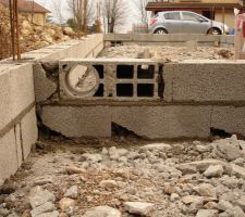 Nouveau VS, ferraillage coupe au raz des fondations et scellees chimiquement dans les fondations a l'endroit des parpaings du nouveau VS. Cadres du ferraillage enleve partout et depose a cote du terrain, pourquoi??? Forte chance que le ferraillage soit juste fixe au mortier et non scelle dans les fondations. Nous sommes en zone sismique => impact???