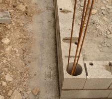Chainage vertical, theoriquement scelle dans les fondations mais non lie aux semelles filantes. Cadres des ferraillages enleves!?