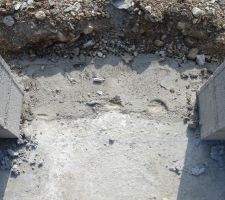 Mur de refend du VS (voir plan VS), a moitie sur sa fondation et l'autre moitie sur une couche de mortier!