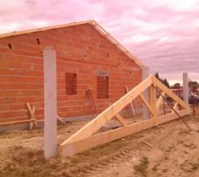 Assemblage de la structure pour l'abri de voiture qui viendra se poser sur les plots en béton.le tout relié à la maison par des fermes en traditionnelles.