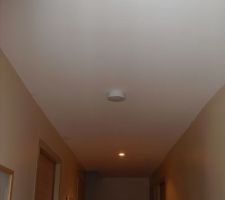 Détecteur de fumée dans le couloir des chambres