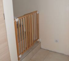Barrière en bas des escaliers