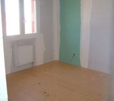 Pose de l'isolant dans les chambres après le ravoirage.