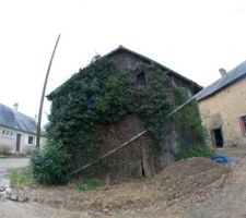 La grange au centre et la maison sur la droite