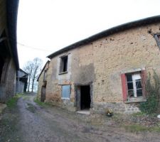 La maison, la grange et le hangar dans le fond !