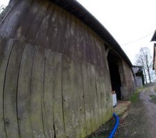 La grange &agrave; gauche et la maison &agrave; droite