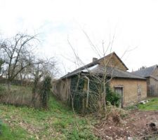 Le pignon et l'arri&egrave;re de la maison avec au fond la petite grange et sa soue &agrave; cochon