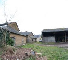 Une vue de la maison, et du hangar.