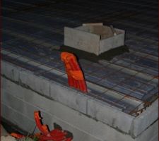 Accès vide sanitaire dans le garage et gaines pour raccordement électrique