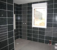 &agrave; gauche coin vasque au fon douche et &agrave; droite coin baignoire.