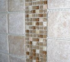 Détail du travertin et de la frise en émaux de verre et marbre.