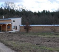 Vue élargie : maison   box par chemin d'accès