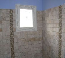 Travertin 10x10 et frise en &eacute;maux de verre et marbre.