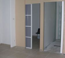 La porte coulissante donnant accés au dressing