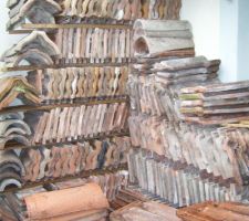 Par&eacute;s pour une &eacute;ventuelle tempete... C'est dingue toutes les tuiles qu'on trouve dans une grange!!! Et encore, c'est pas tout, d'autres attendent d'&ecirc;tre rang&eacute;es