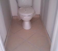 Et voici le carrelage du RDC : pas mal hein !!!
Beau travail du carreleur .....