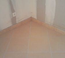 Et voici le carrelage du RDC : pas mal hein !!!
Beau travail du carreleur .....