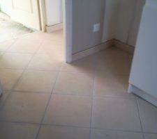 Et voici le carrelage du RDC : pas mal hein !!!
Beau travail du carreleur .....