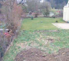 Le terrain cot&eacute; baie vitr&eacute;e... avec au loin le clocher s'est il pas mignon? quand je pense a toute cette herbe a couper... si quelqu'un a une piscine en trop.. &ccedil;a me fera d&eacute;j&agrave; &ccedil;a en moins &agrave; tondre! loool