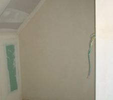 Plâtre sur les murs de la salle d'eau