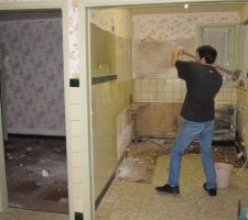 D&eacute;molition de la cloison non porteuse en briques pleine "mont&eacute;e &agrave; l'enver" (&eacute;paisseur 5 cm)
On voit ici comme l'ancienne cuisine &eacute;tais &eacute;troite.