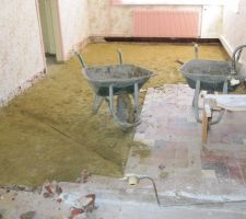 D&eacute;montage du col par des pro.
Au d&eacute;part on devais juste refaire une isolation et une chape. Mais le sol &eacute;tant affaiss&eacute; par endroit on a du refaire une vraie dalle arm&eacute;e