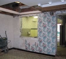 Vue depuis le salon, ce mur va &ecirc;tre supprim&eacute;