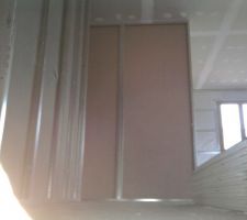 Vue de l'entrée. Derrière la cloison en face se trouve la cuisine.