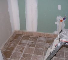 Carreaux 10x10 en guise de plinthes.