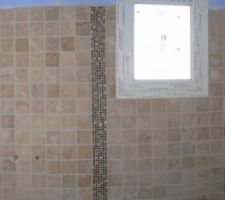 Coin douche italienne de la salle d'eau parentale avant le nettoyage des joints