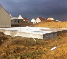 La dalle sous un autre angle,par contre quelque dechet autour de la fondation,telle que: canette,carton,boite de conserve,polystirene,bois etc,je vais devoir appeler le cdt pour que son equipe ne laisse pas trainer leur dechets,c'est quand meme plus agreable de travailler dans un environnement propre