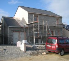 Façade préparée pour recevoir l' enduit, un pignon est terminé, reste celui du coté garage.