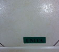 Carrelage au sol classique:beige/blanc cassé veiné d'ocre. Format 33x33cm. Gamme Unita ref: Palace. Je voulais passer sur une taille 45x45cm mais selon les carreleurs les grands carreaux réduisent visuellement le volume des pièces donc j'ai revu ma position.
Choix somme toute classique préférant privilégier la lumière dans la maison d'où cette teinte claire, et son coté passe partout c'est à dire qui s'harmonise avec tous les styles de décoration intérieure. Les couleurs chocolat, ardoises ou grises sont très tendances actuellement mais trop difficiles à entretenir et assombrissent les pièces donc même si j'aime ça, je les admirerais chez les autres.