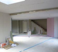 Coin cheminée, escalier, et salon depuis cuisine