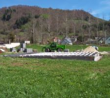 Le vide sanitaire avec les poutrelles mises en place