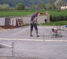 Notre ma&ccedil;on en train de passer l"h&eacute;lico" sur la dalle du rez de chauss&eacute;e