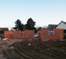 Vue de devant , de gauche a droite :
le garage , salon ,entrée, chambre