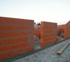 Vue de derri&egrave;re, de gauche &agrave; droite cuisine et salle a manger