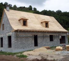 Volige finie vue avant de la maison avec les lucarnes