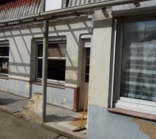 La cour (grattage ) 

pour vous situez :
1er fenêtre la cuisine ,ensuite celle de la salle a manger et pour finir le salon