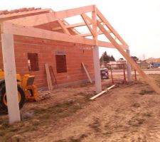 L'abri de voiture &agrave; venir.il lui reste 4 pannes pour le completer.