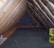 Une vue du plancher du grenier en cours de pose