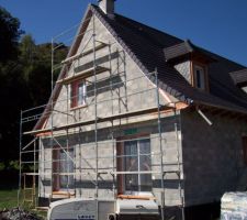 Mise en place de l'échafaudage en vue du crépi
